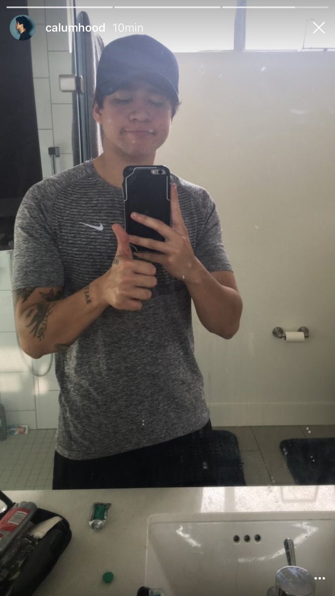 Pues le sientan bien las vacaciones a Calum