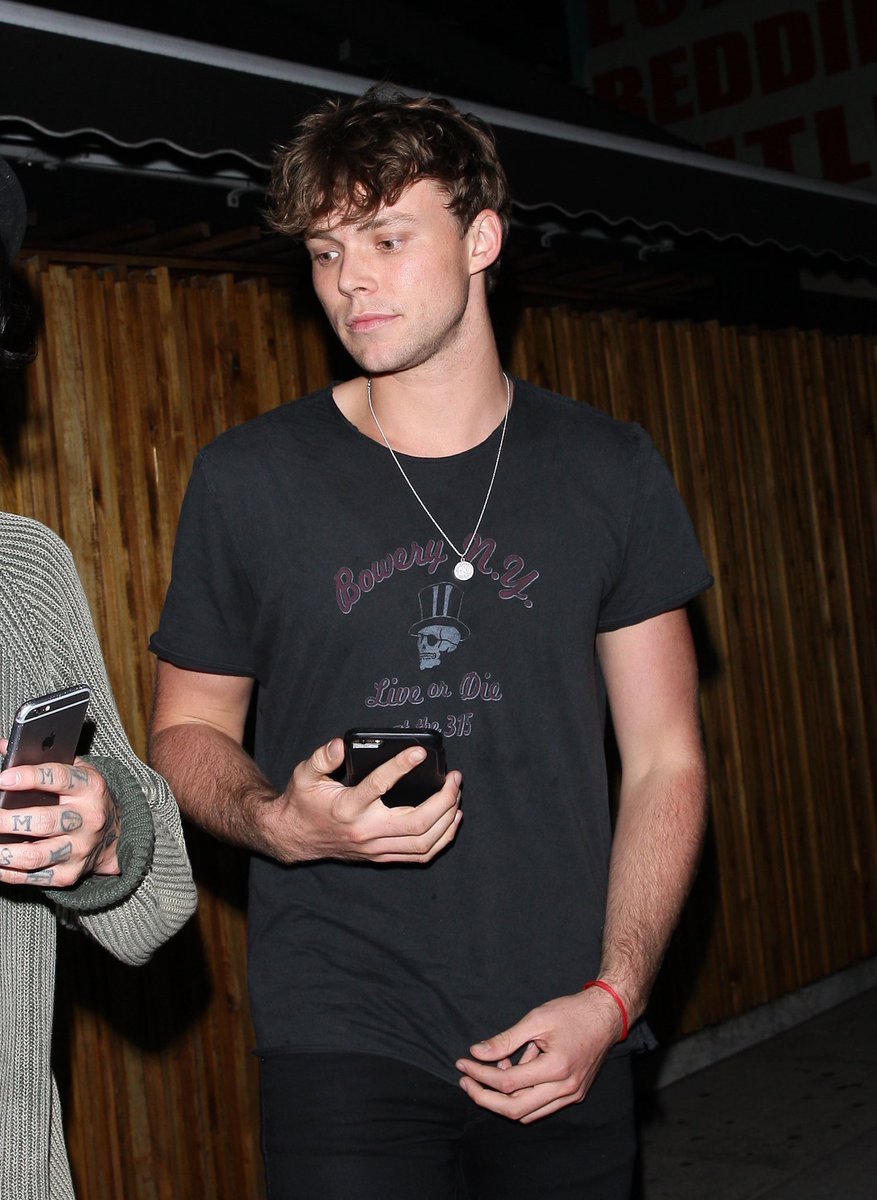 5SOSesp's tweet photo. Ashton en The Nice Guy (LA) hace un par de días https://t.co/ybYCdbpPEg