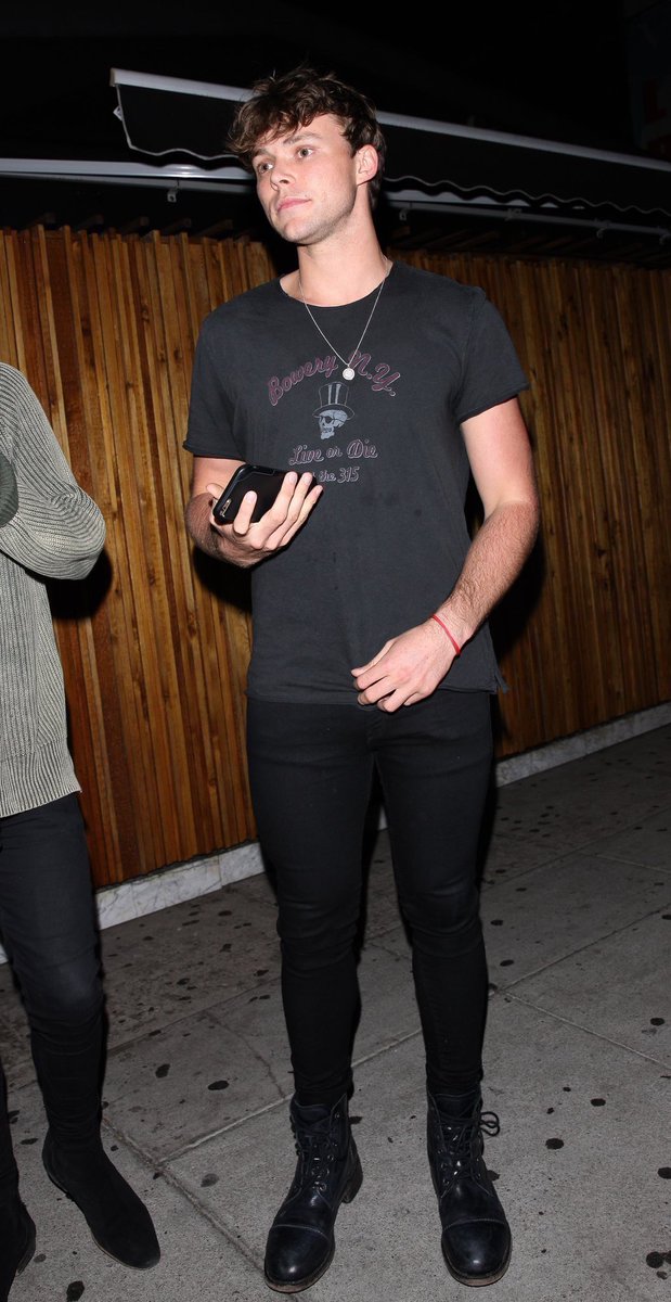 5SOSesp's tweet photo. Ashton en The Nice Guy (LA) hace un par de días https://t.co/ybYCdbpPEg
