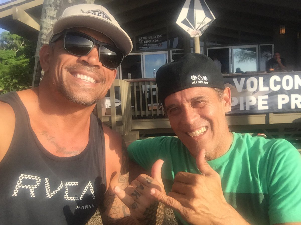 kaladacaptain's tweet image. Hawaii's first #WorldSurfingChampion #DerekHo #LivingLegend