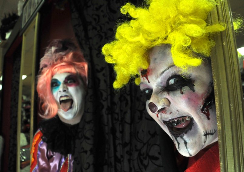 Creepy clowns in #NorthVancouver! Check our <a href="/NorthShoreNews/">North Shore News</a>  feature>> bit.ly/2e02v2b #clowns #halloween