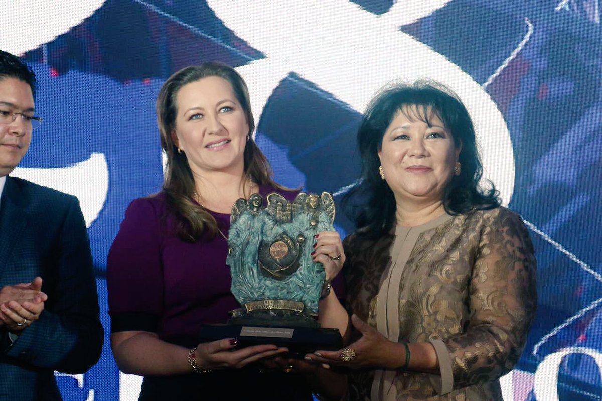 MarthaErikaA's tweet photo. Me siento muy honrada de recibir la presea Rafael Cañedo, agradezco a Coral Castillo de Cañedo y su hermosa familia por tan alta distinción. https://t.co/P6fykbUCJL