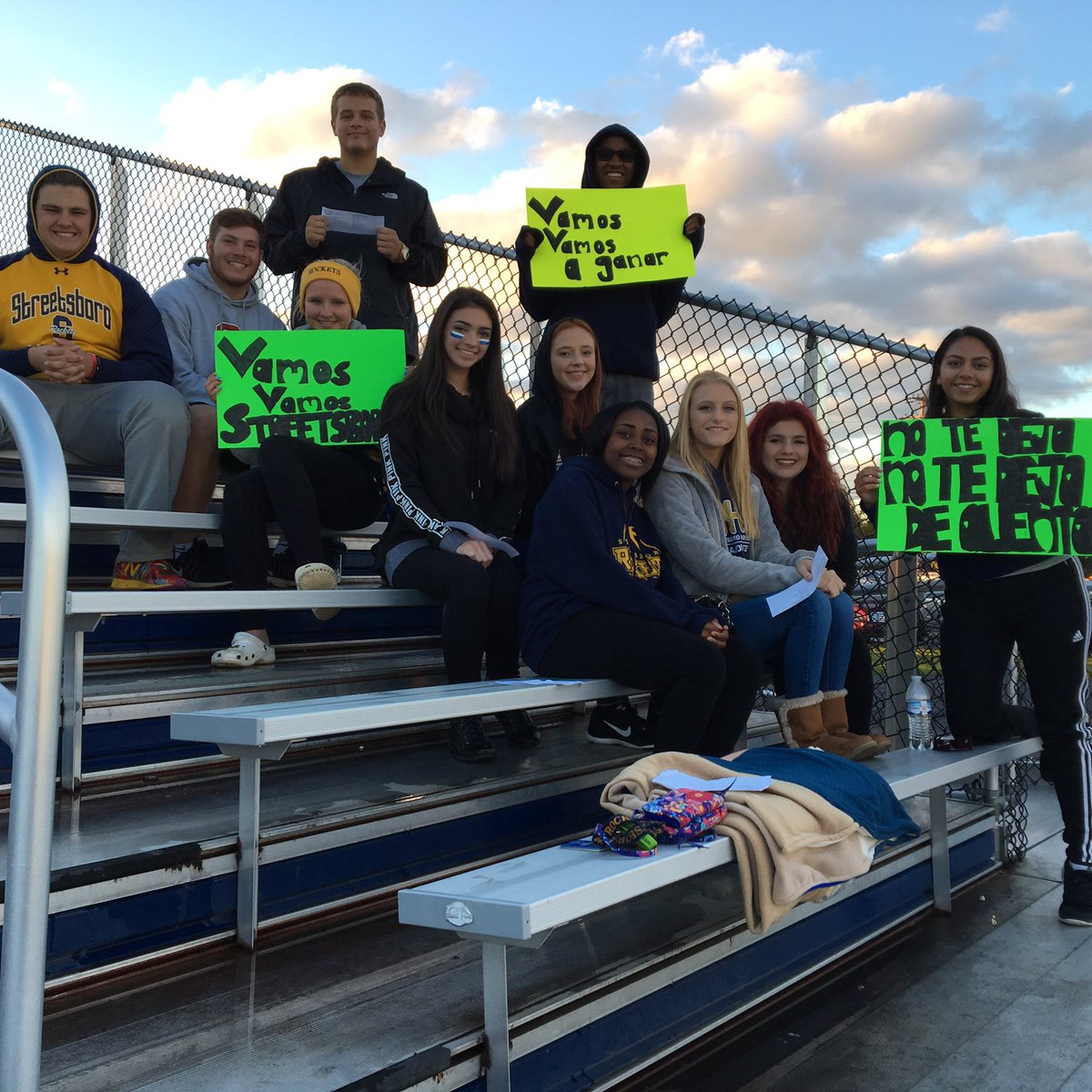 BoroSpanishClub's tweet photo. Spanish Club is cheering on our jugadores de fútbol for Senior Night! #gooooolllll @StreetsboroHS @Streetsboro_Sup https://t.co/j7U3O2QwgE