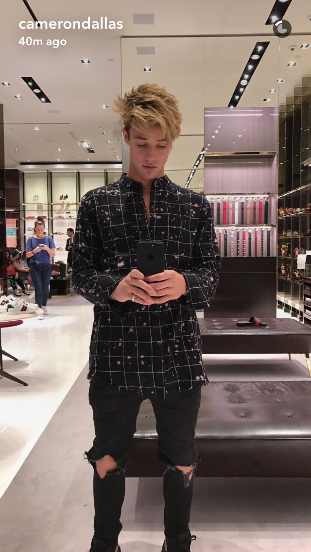 CAMSkandy's tweet photo. I always find that I have a bigger smile when I see cam. I love him @camerondallas https://t.co/apQZ3uHI22