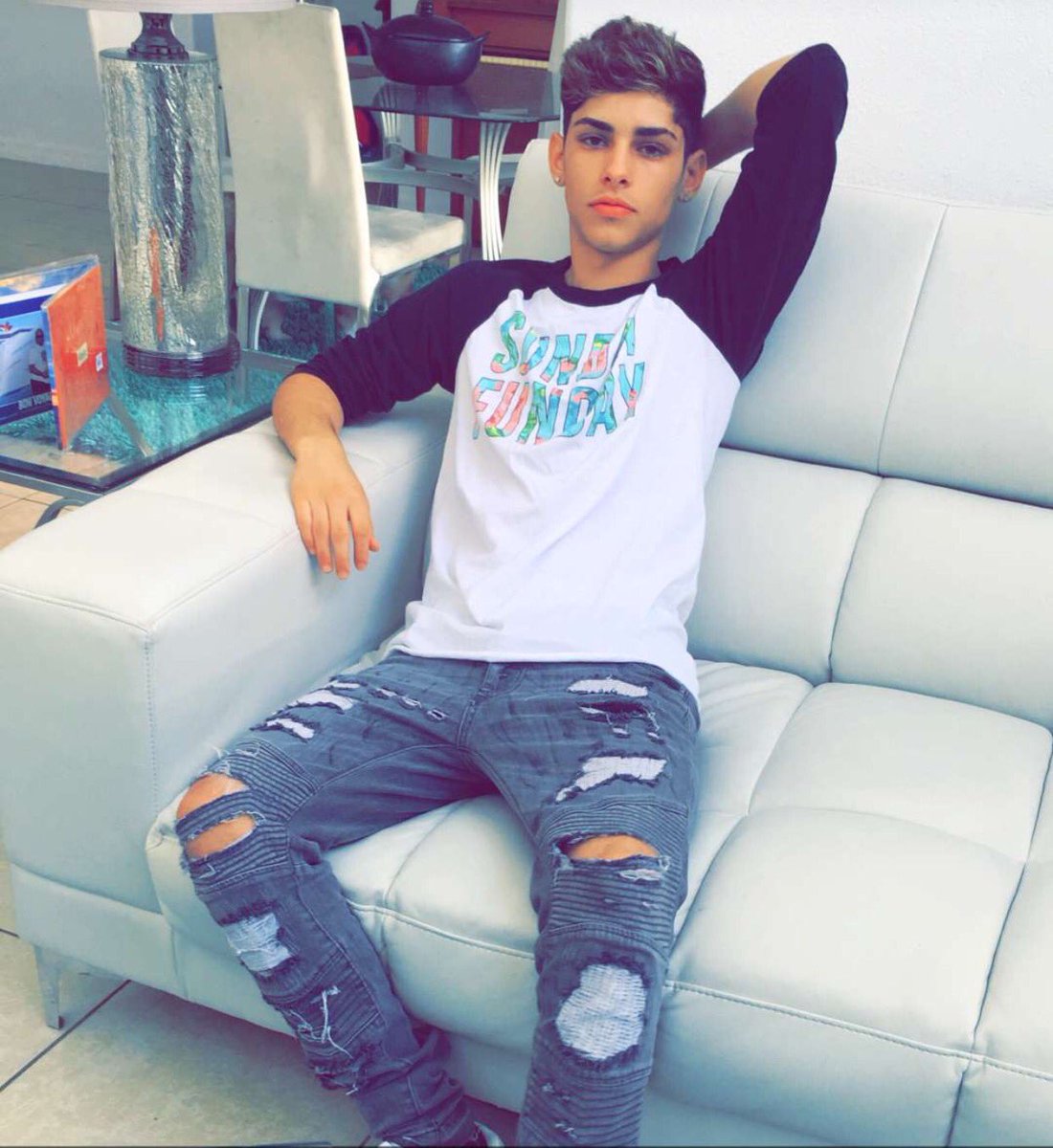 rosabenitez108's tweet photo. Go get some merch of my daddy😻 #GeosMerch just for $40 dollars u get a t-shirt👕, poster and some pins just for $40 hurry they running out 😱 https://t.co/Gsz09CJtEr
