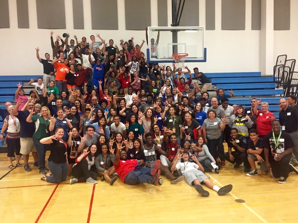 TUHSD_News's tweet photo. Awesome day w/ @ThsBuffaloes! Use #TUHSDchallengeweek to share how you will #BeTheChange! #SpreadLove ❤️🤘 https://t.co/7hGdupRkq1