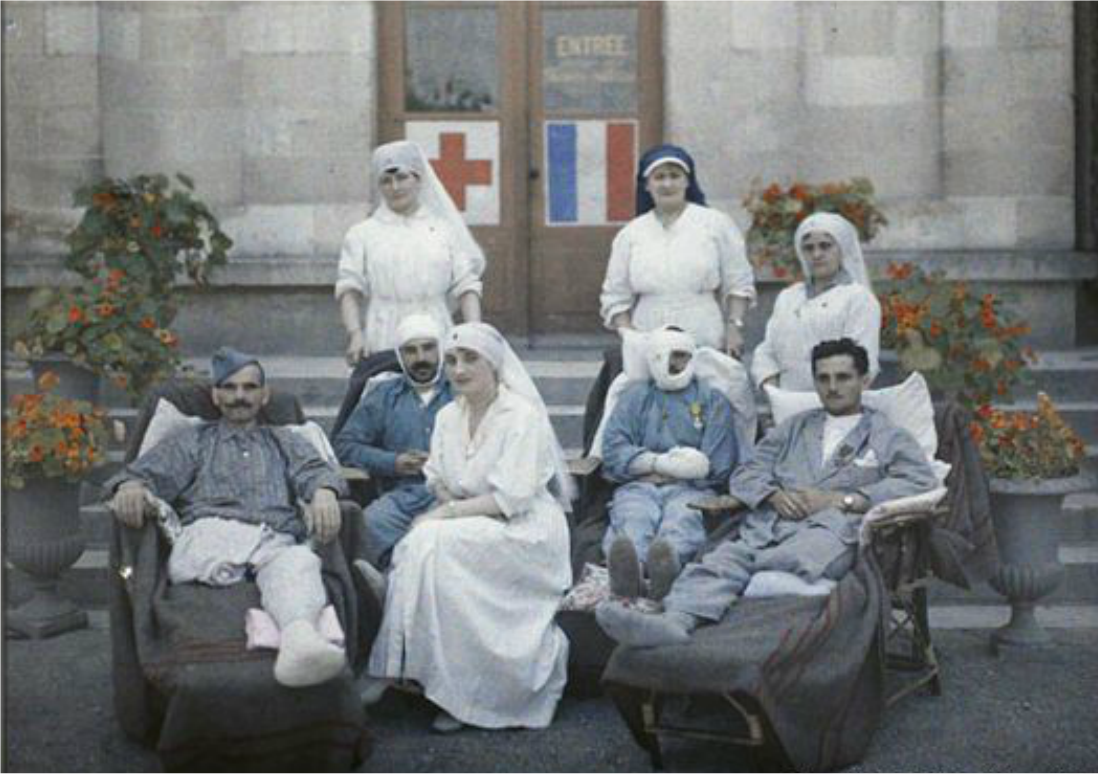 DavidWDoughty's tweet photo. #Women #WorldWar1 #FrenchNurses looking after #FrenchSoldiers.- https://t.co/lKVtqjGBhg https://t.co/fThKYZuV4X