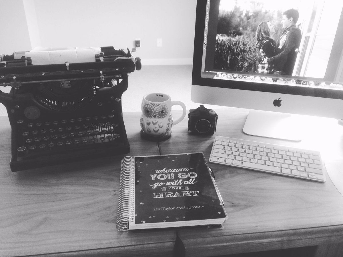 LisaTaylorr's tweet photo. Where all the magic happens! #myoffice #photographerlife https://t.co/1b6bofhzW9
