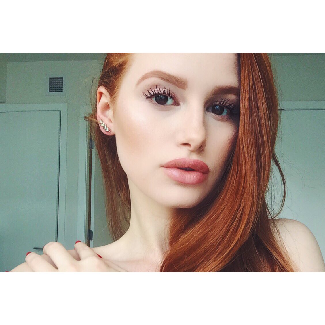 madelainepetsch's tweet photo. Raising breast cancer awareness #nobraday2016 https://t.co/3QLmhdlhw0