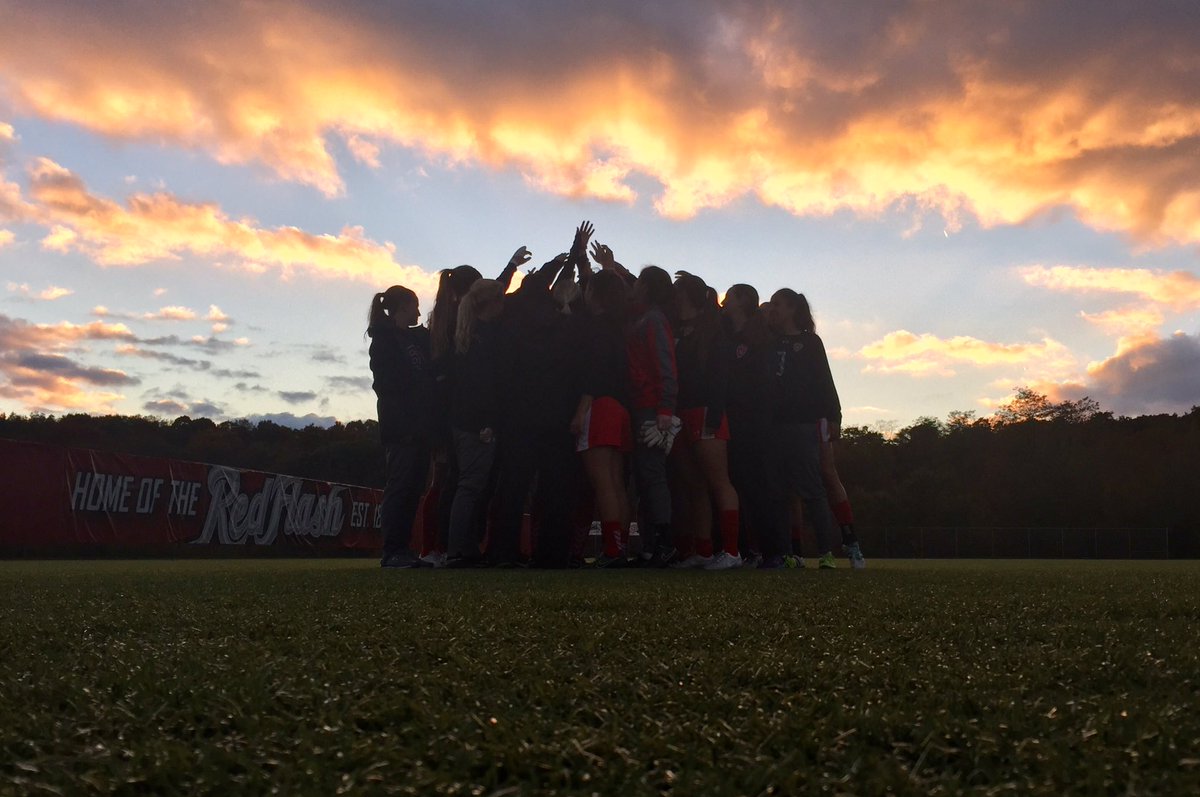 RedWolvesWSOC's tweet photo. a beautiful evening to play the beautiful game ❤️⚡️⚽️ #sfuwsoc https://t.co/YU2DOnL7Wg