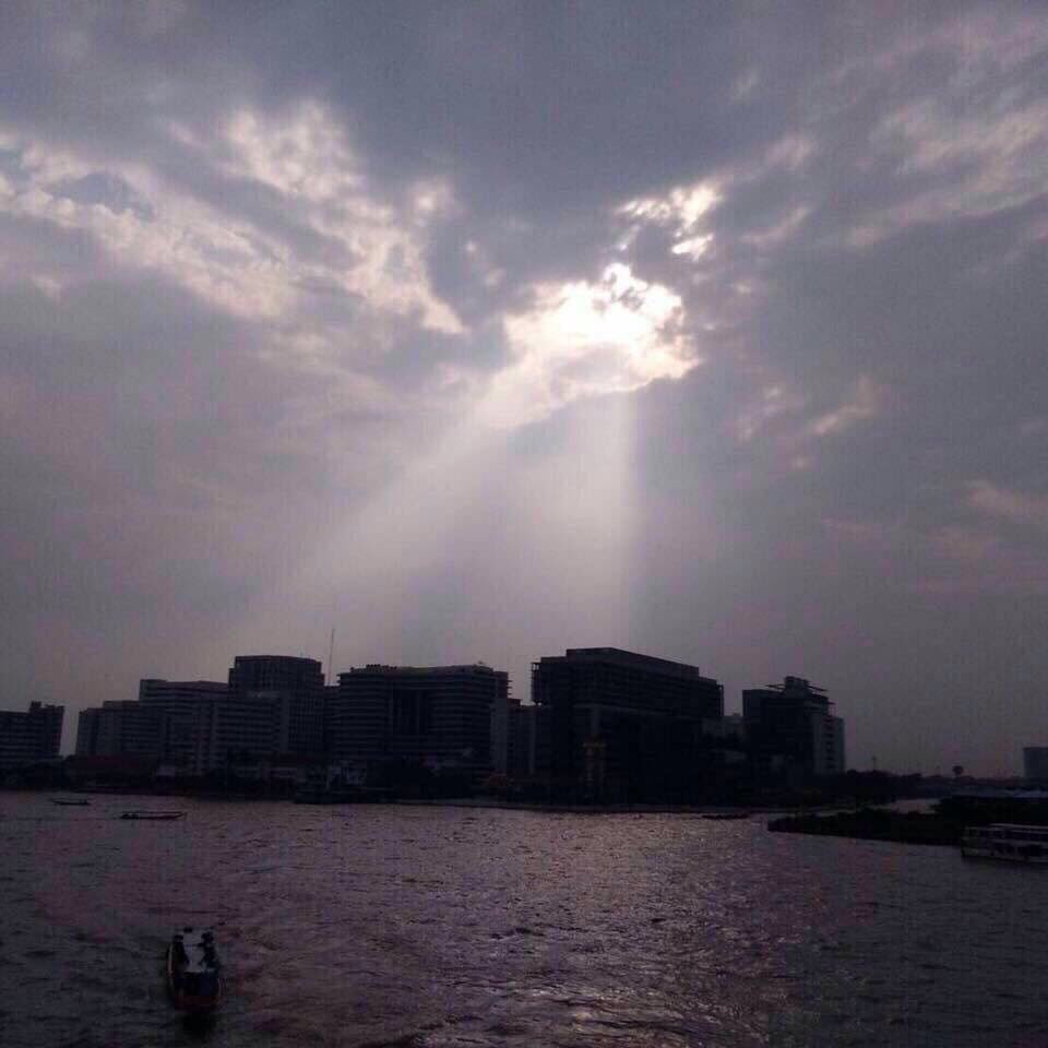 Nphanorn's tweet photo. - ฟ้าเปิดที่ศิริราช = เขาลงมารับพ่อ 
- หมอกธุมเกตุ = เขากำลังพาพ่อไปแล้ว
- พระจันทร์ทรงกลด = เขาบอกเราว่าพ่อถึงสวรรค์แล้ว  
#LongLiveTheKing https://t.co/FEaRMuDuG7