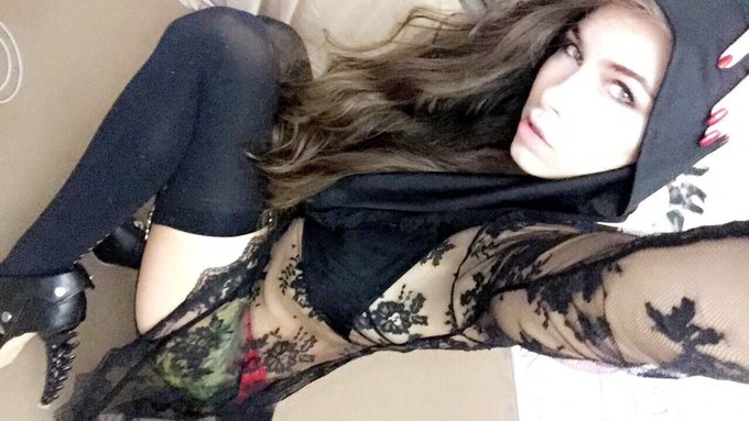 4 pic. #chroniclove #pantypatrollers #ChaturbateHalloween #GrimReefer #kissofdeath https://t.co/BAva