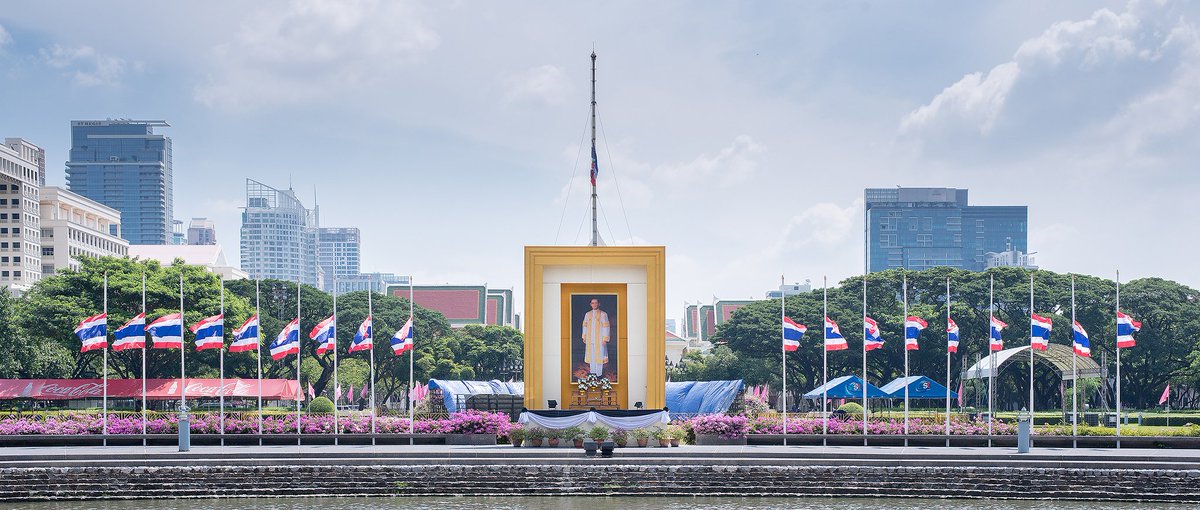 Paichanit's tweet image. ถ่ายจากประตูหน้า จุฬาลงกรณ์มหาวิทยาลัย
14 ตุลาคม 2559 #KingBhumibol