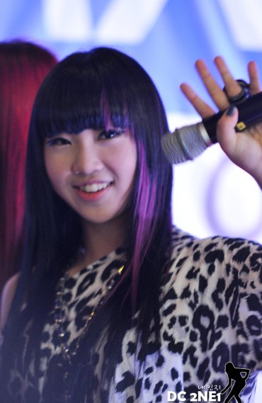minzyhq's tweet photo. 100910 MINZY at Samsung Galaxy Zone Event
© DC2NE1 https://t.co/uvHHiSKetm
