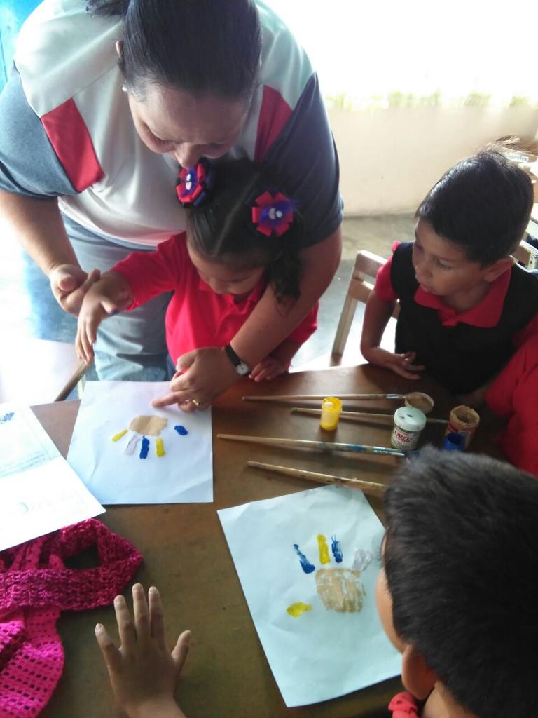 CLIFPNER_599's tweet photo. Esc.Bás.Con. "El Sorure" NER 599. Dia de la Resistencia Indigena. Indios realizados con las palmas de las manos. Educación Inicial. https://t.co/TZsAZEBVqc
