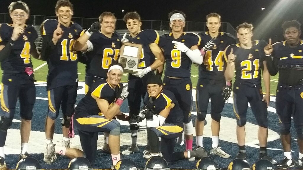 t_peery13's tweet photo. Low quality pictures high quality day! Senior night! Region champs. Love everything about this game &amp; love my boys. Next stop=state 💯😈😭#FOE https://t.co/T4Gy8irp6z