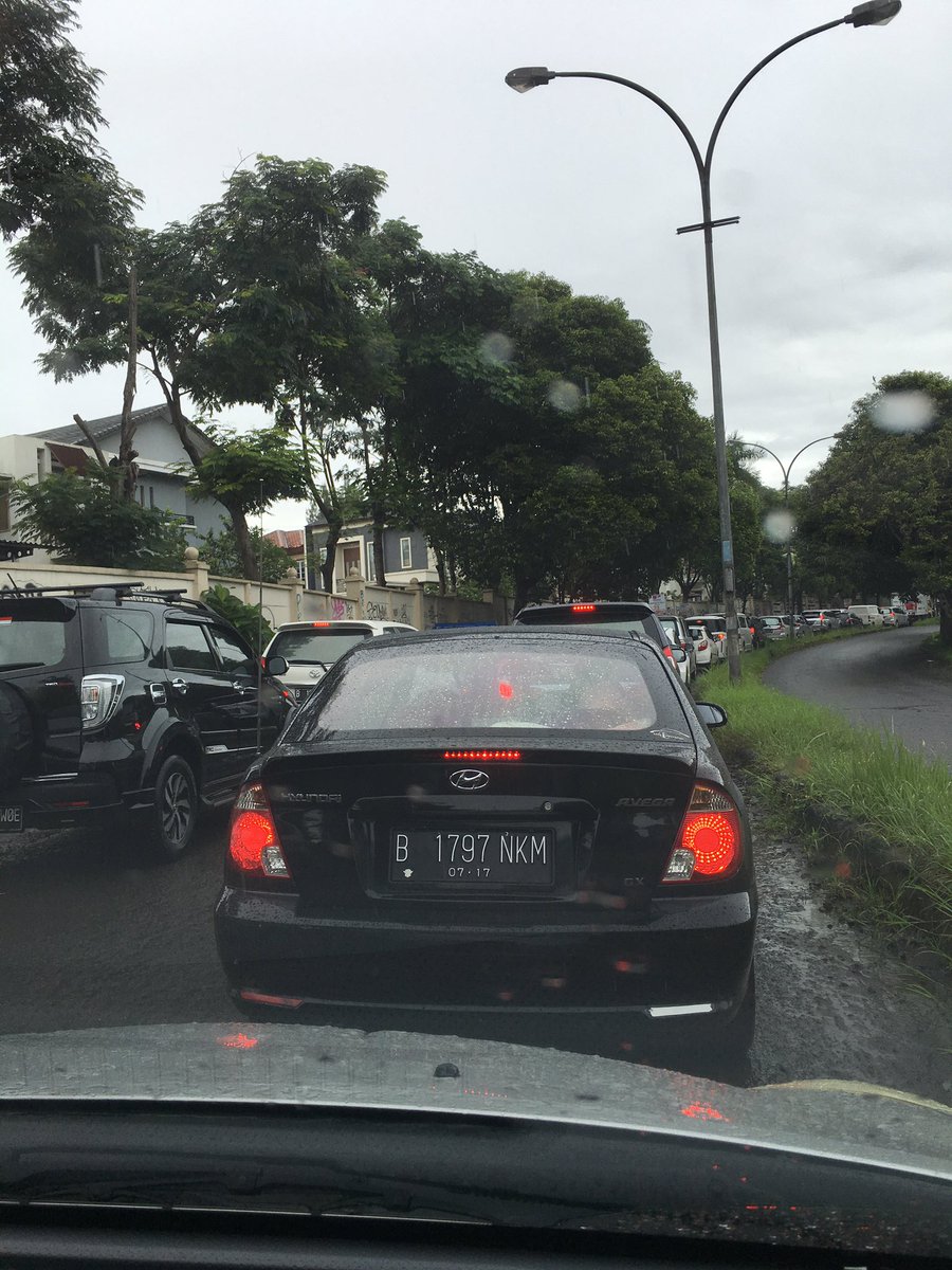 fkusmara's tweet photo. @TMCPoldaMetro simpang sekolah Ora Et Labora BSD macet parah, perlu ada petugas yg mengurai, mohon bantuannya https://t.co/qJRKmnq51D