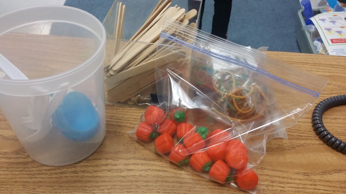 notamagicsklbus's tweet photo. What are we doing in 5th grade science? #flyingpumpkins #stem @MelonyBooher https://t.co/q4iz6s5AYa