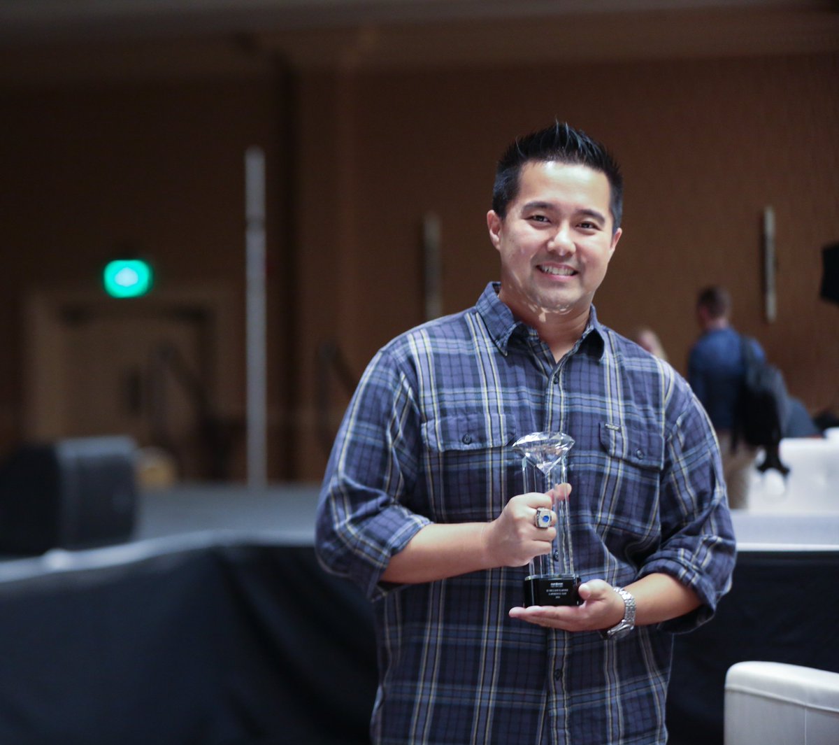 spooon's tweet image. All smiles... I got my 2 million in commissions earned award #hittinggoals