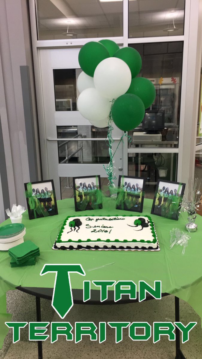 woahlobo's tweet photo. huge thank you to everyone that made my first senior night one to remember for the rest of my life. ๐๐โก๏ธ #fhockon https://t.co/lR2LS525nu