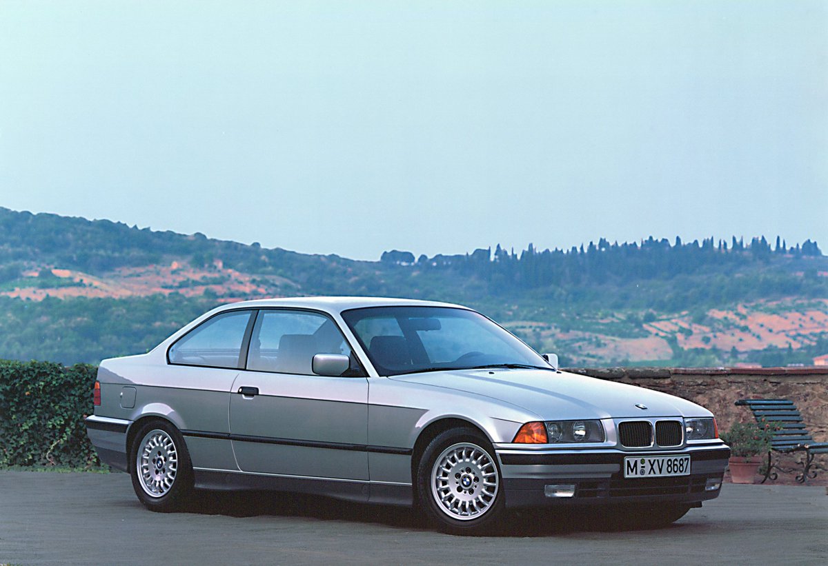 E36_3er's tweet photo. 1991年秋
フランクフルトショーでクーペデビュー。
当初のラインナップは318iS(DOHC M42)､320i､325iです。 https://t.co/pAICnOJw8r