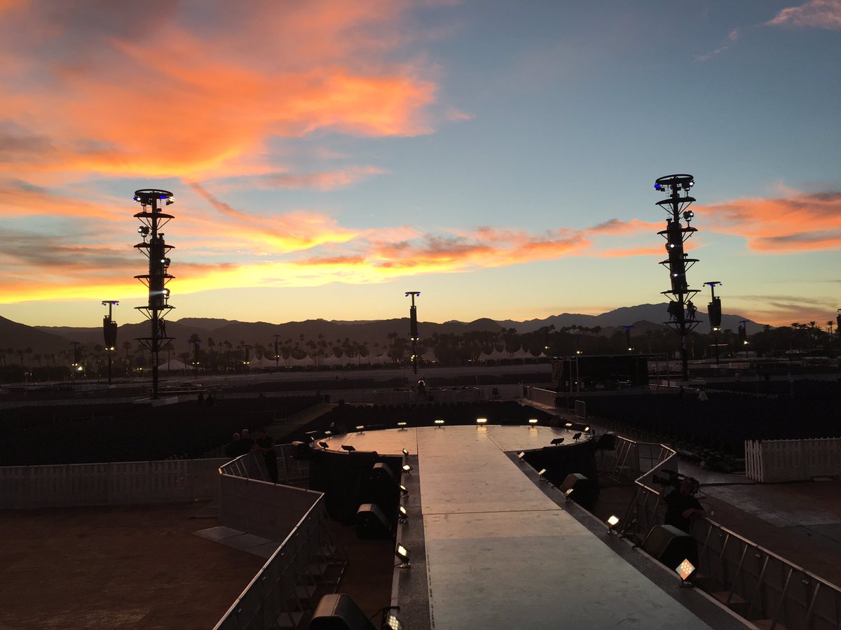 MickJagger's tweet photo. Sunset at Desert Trip
#StonesDesertTrip https://t.co/V4Ex81vZTl