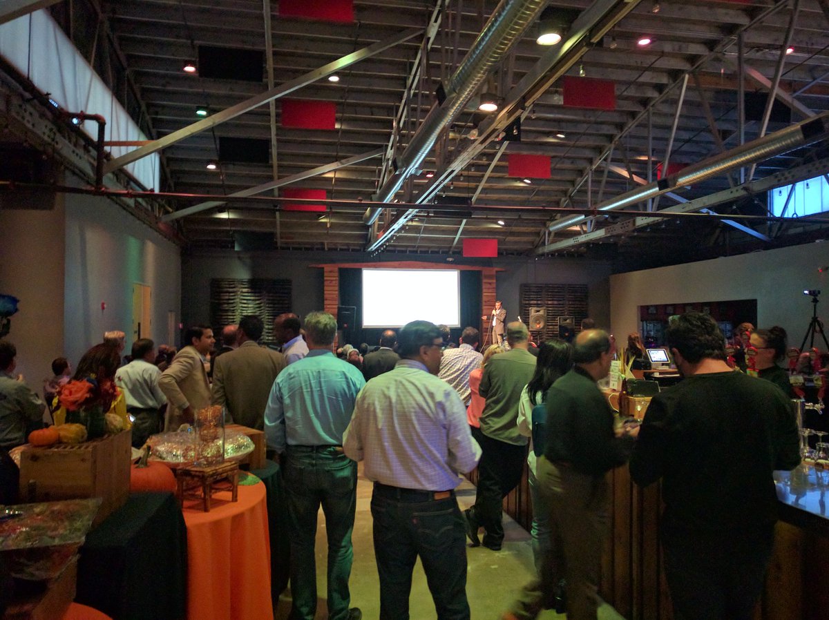 solacedotcom's tweet image. And it begins! Standing room for the #IoT #meetup. #letdataflow