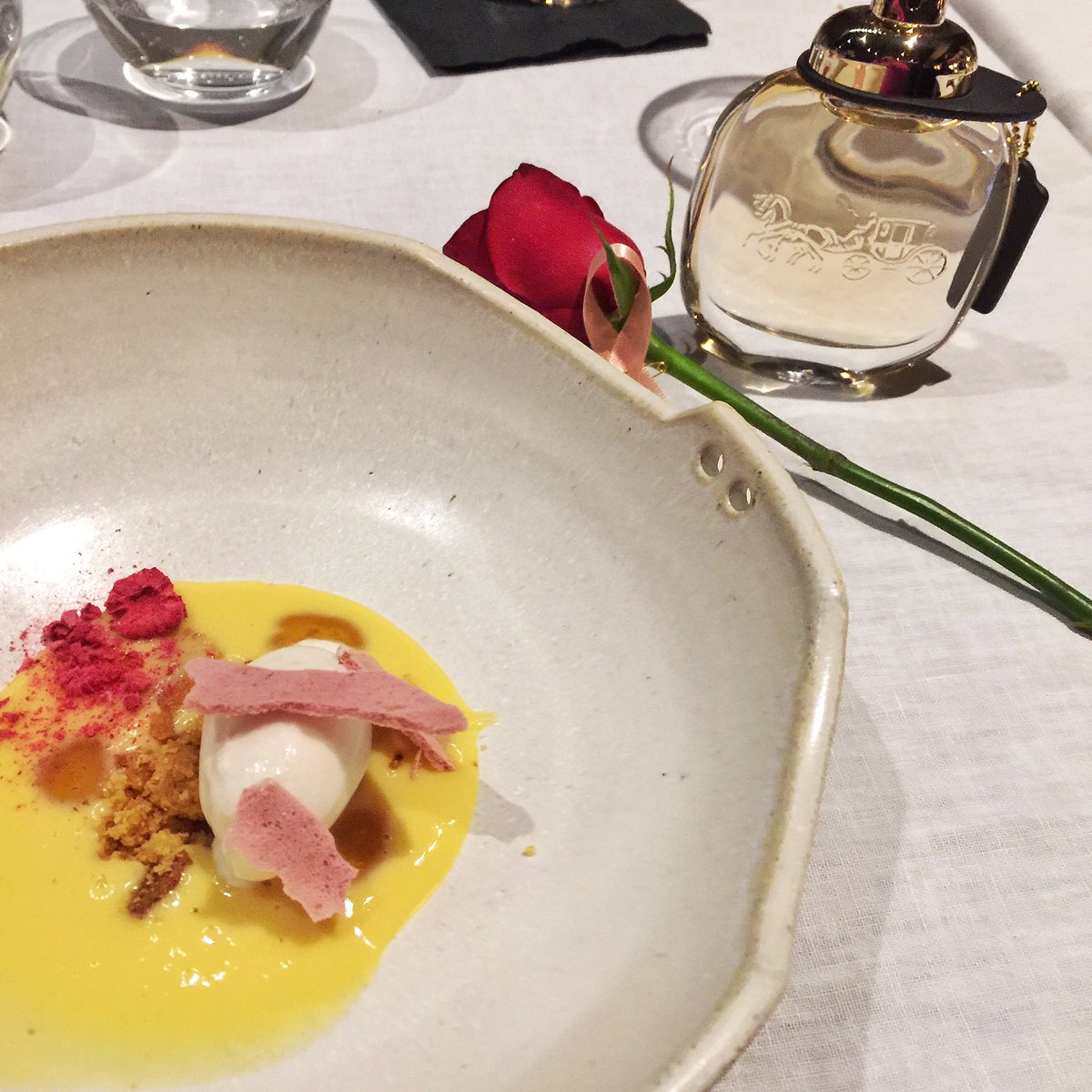 sabormexico's tweet photo. Inspirado en aromas de #CoachTheFragance y lucha contra el #CancerDeMama el postre La Rosa, pucante y fruta chef Estevan @StudioMillesime https://t.co/G12OckRRul
