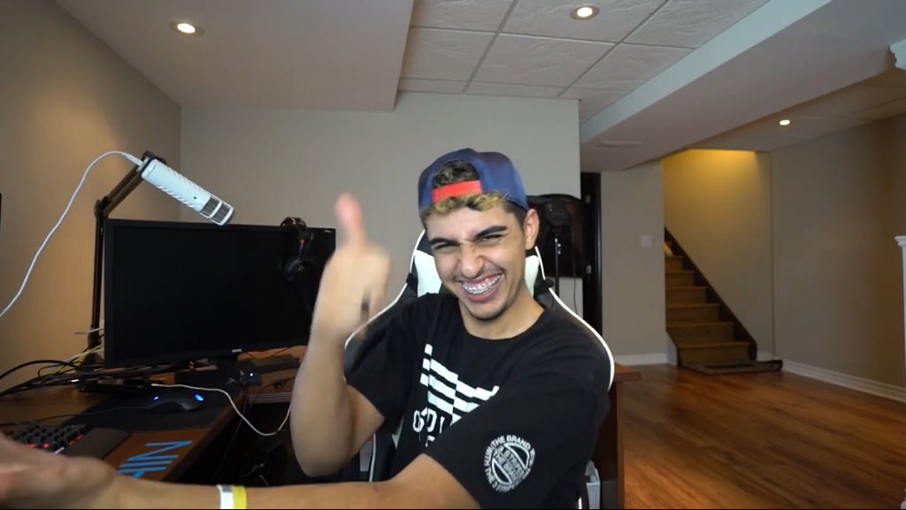 jojotahmaster's tweet photo. @FaZe_Rain hahah ps love the vids bro keep it up https://t.co/n9je3cxmdw