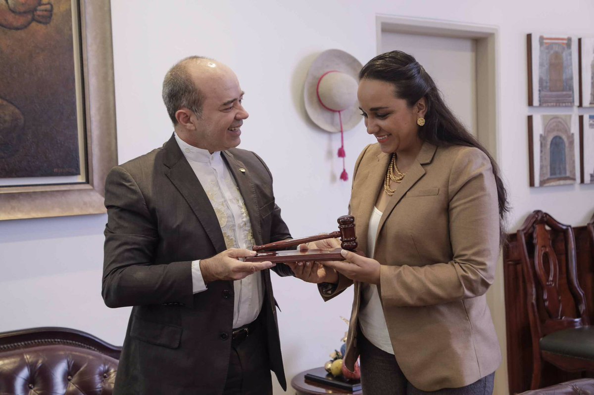 GabrielaEsPais's tweet photo. Hoy firmamos convenio de cooperación entre @CorteIDH y @AsambleaEcuador. Construimos legislación garantista de derechos para el Buen Vivir. https://t.co/bYEyWELJAo