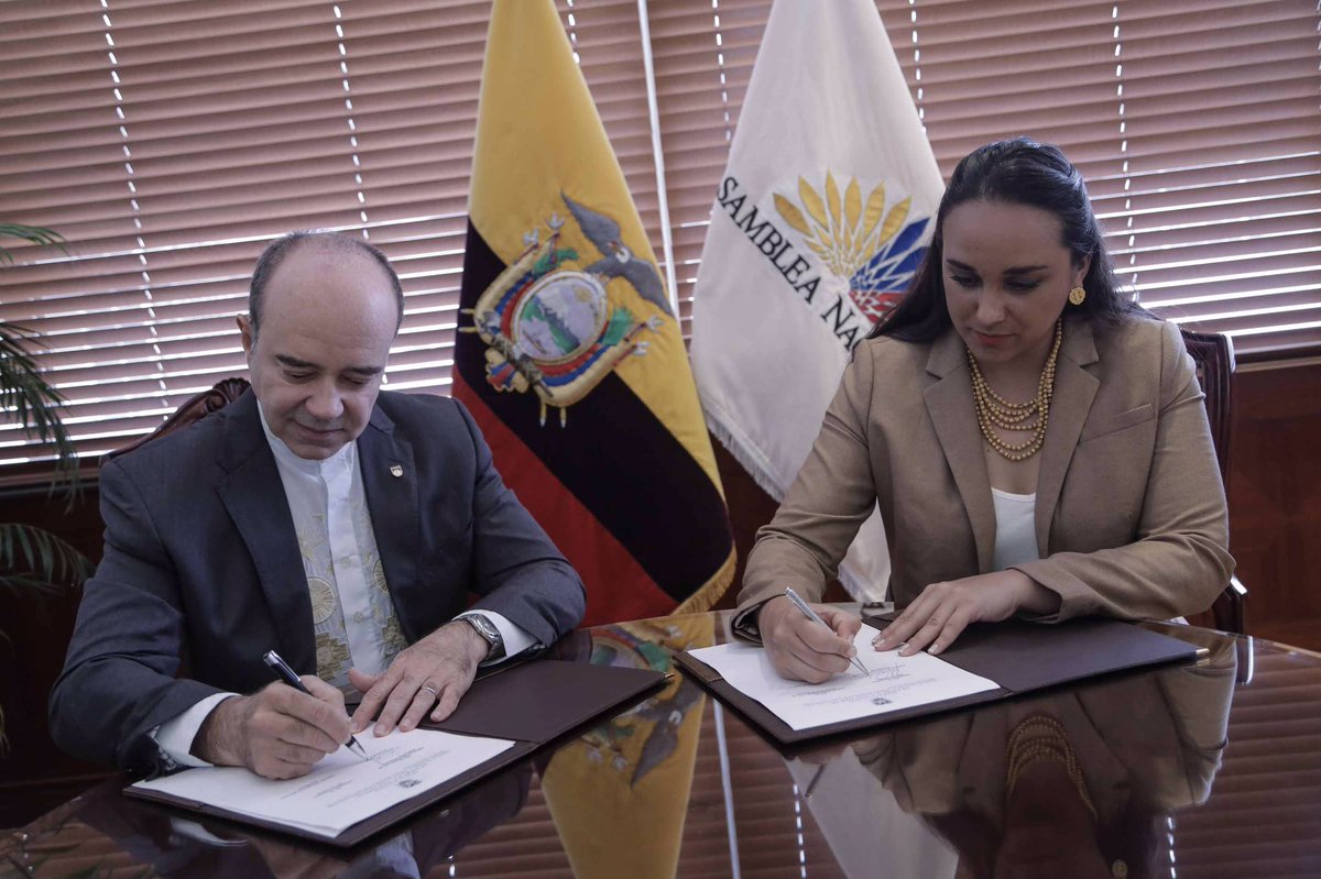 GabrielaEsPais's tweet photo. Hoy firmamos convenio de cooperación entre @CorteIDH y @AsambleaEcuador. Construimos legislación garantista de derechos para el Buen Vivir. https://t.co/bYEyWELJAo