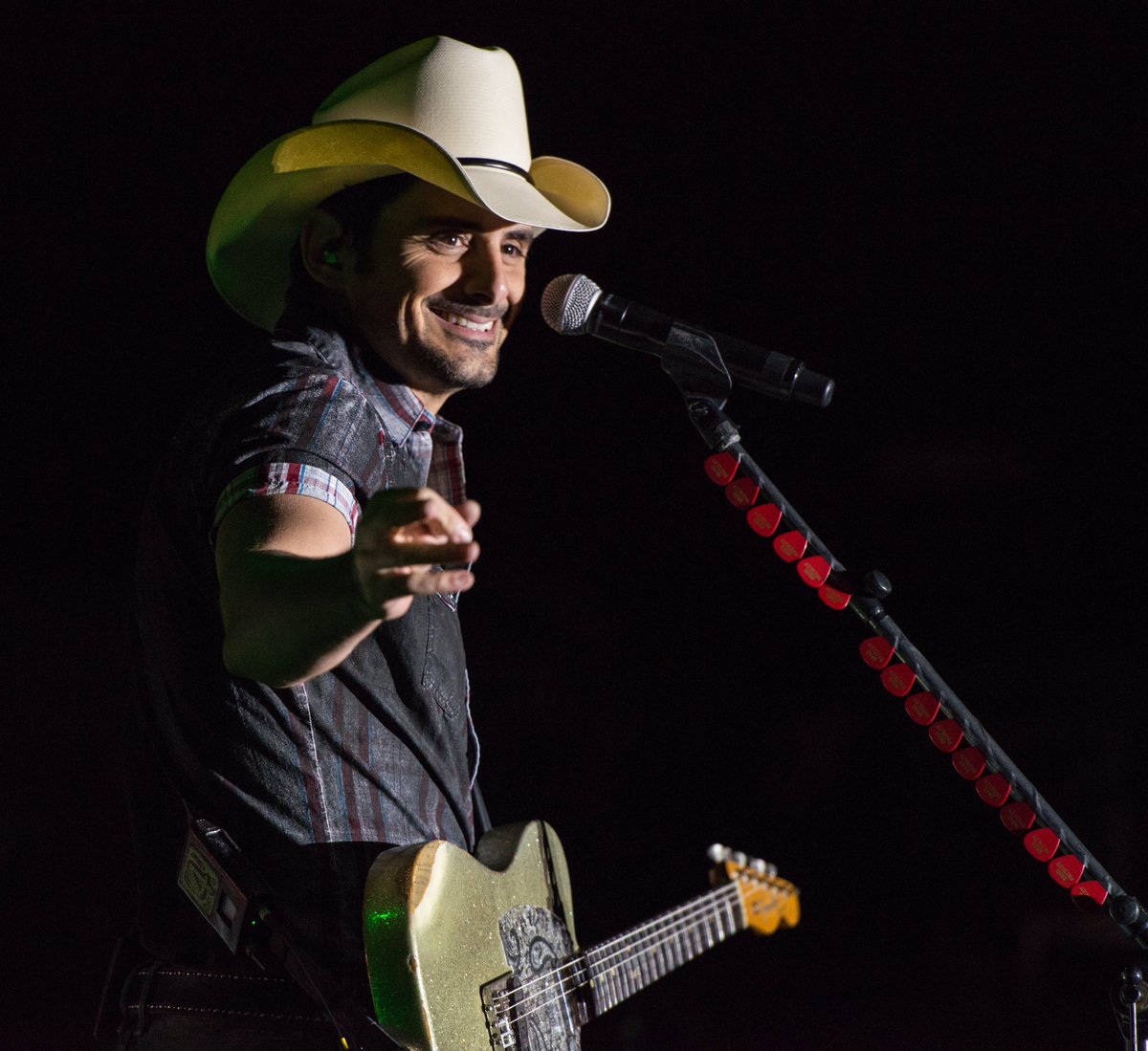 BradPaisley's tweet photo. Thank you Nebraska! #CountryNationcollegetour https://t.co/m4SWEY83MU