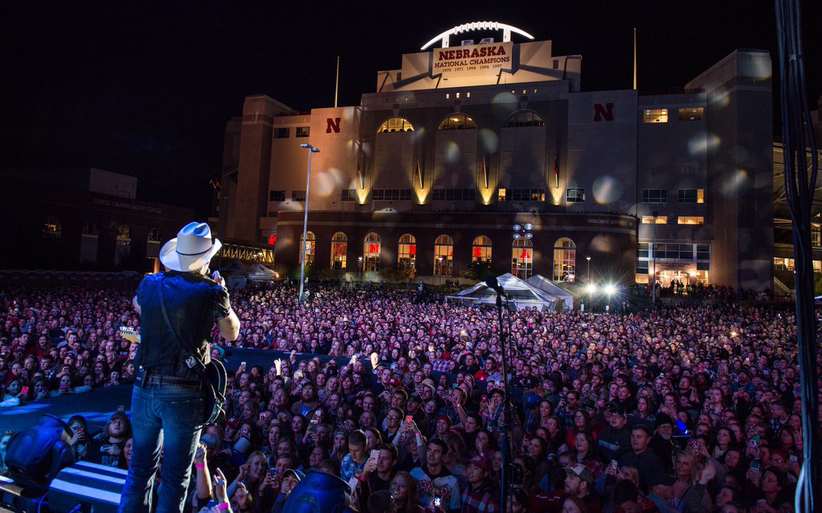 BradPaisley's tweet photo. Thank you Nebraska! #CountryNationcollegetour https://t.co/m4SWEY83MU