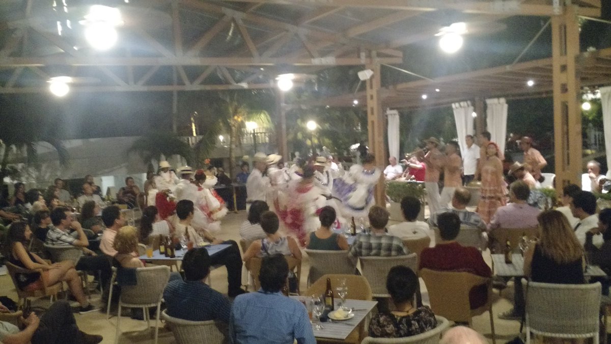 juanckg's tweet photo. Con San Juanero se celebra la cena de la conferencia. #IAUS327 @astrosvd https://t.co/ctjmvKo1mG