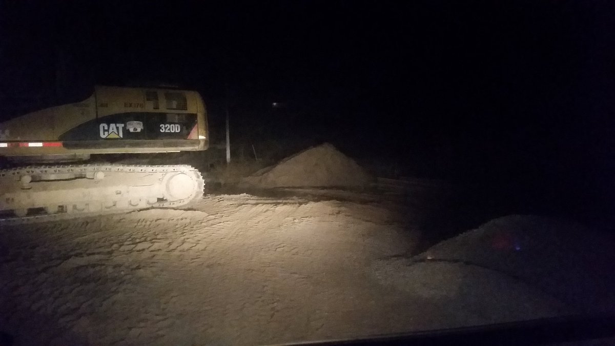 FarmerTomGraham's tweet photo. Bridge crew conveniently leaves a  #rangerpath for nightly dryer checks.        1/2 mile vs. 5 miles https://t.co/D1Q35al4xz