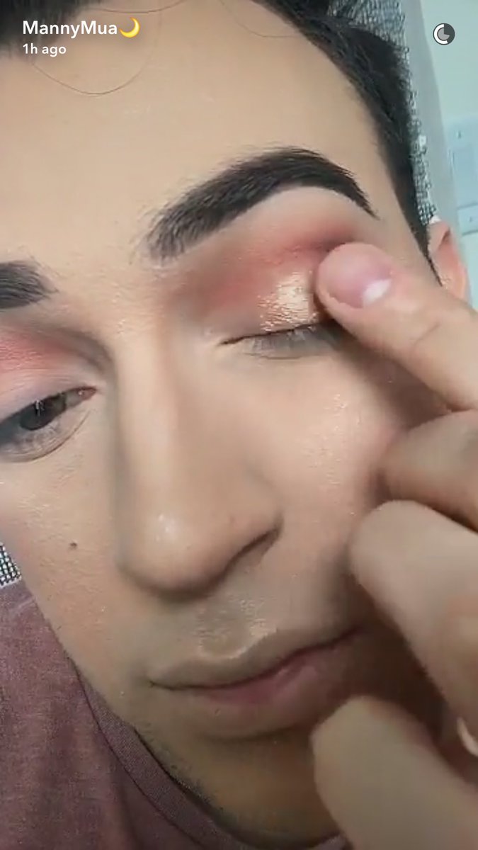 littlelavishh's tweet photo. The pigment in these @MorpheBrushes  #PressedPigments are TOOOO much. @MannyMua733 https://t.co/6HKjFKmFdW