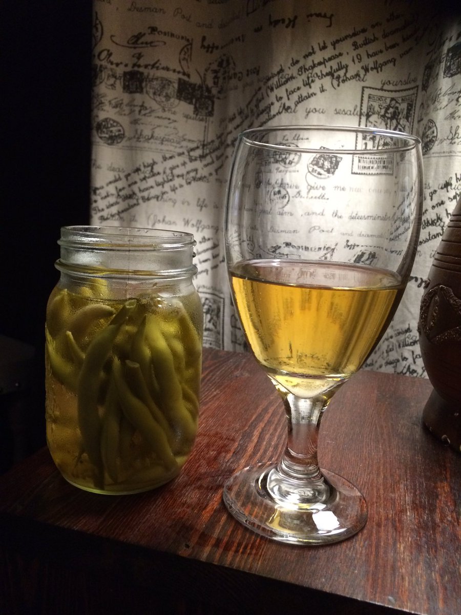 Daynaanderson17's tweet photo. #mommyssnack #beer #pickledbeans https://t.co/DQ8qef7nh4