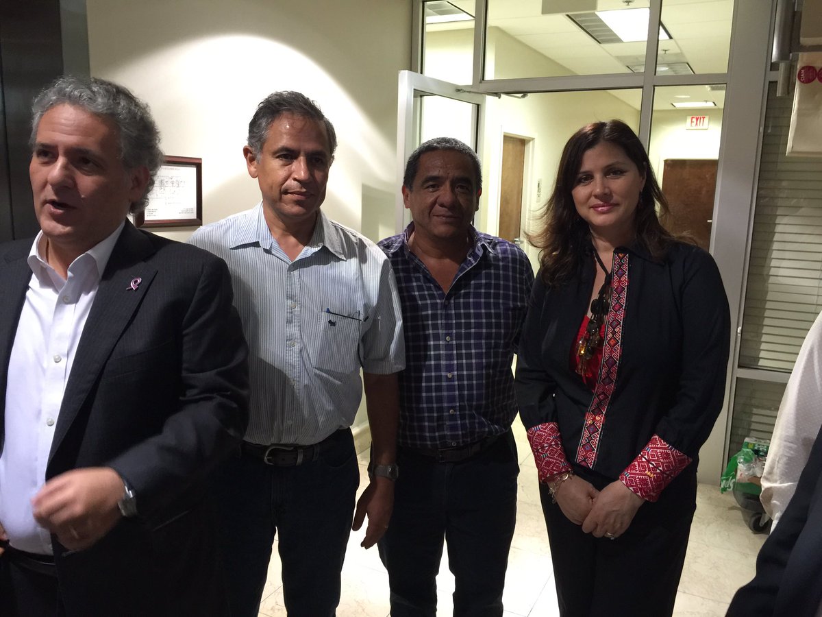 karlasa11's tweet photo. Networking con empresarios de México y Cámaras de Comercio. Srio Agricultura Roberto Ruiz https://t.co/DZA3oKAfsY Consul Juan Sabines G