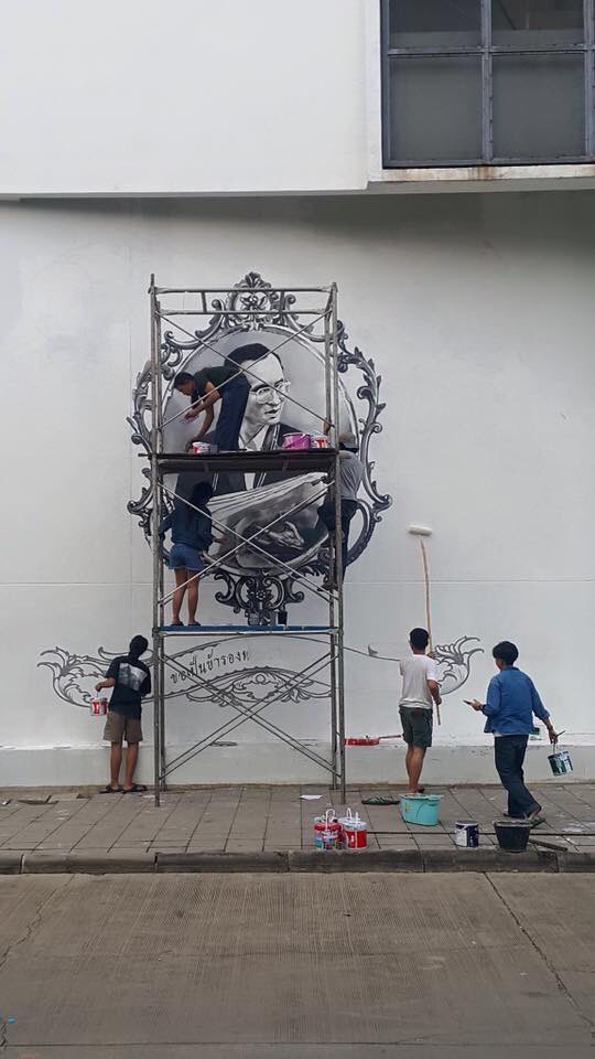 beerarch's tweet image. กลุ่มนักศึกษาคณะจิตรกรรมประติมากรรมและภาพพิมพ์ มหาวิทยาลัยศิลปากร ร่วมเขียนผนังเพื่อน้อมเกล้าฯถวายอาลัยและน้อมสำนึก #KingBhumibol