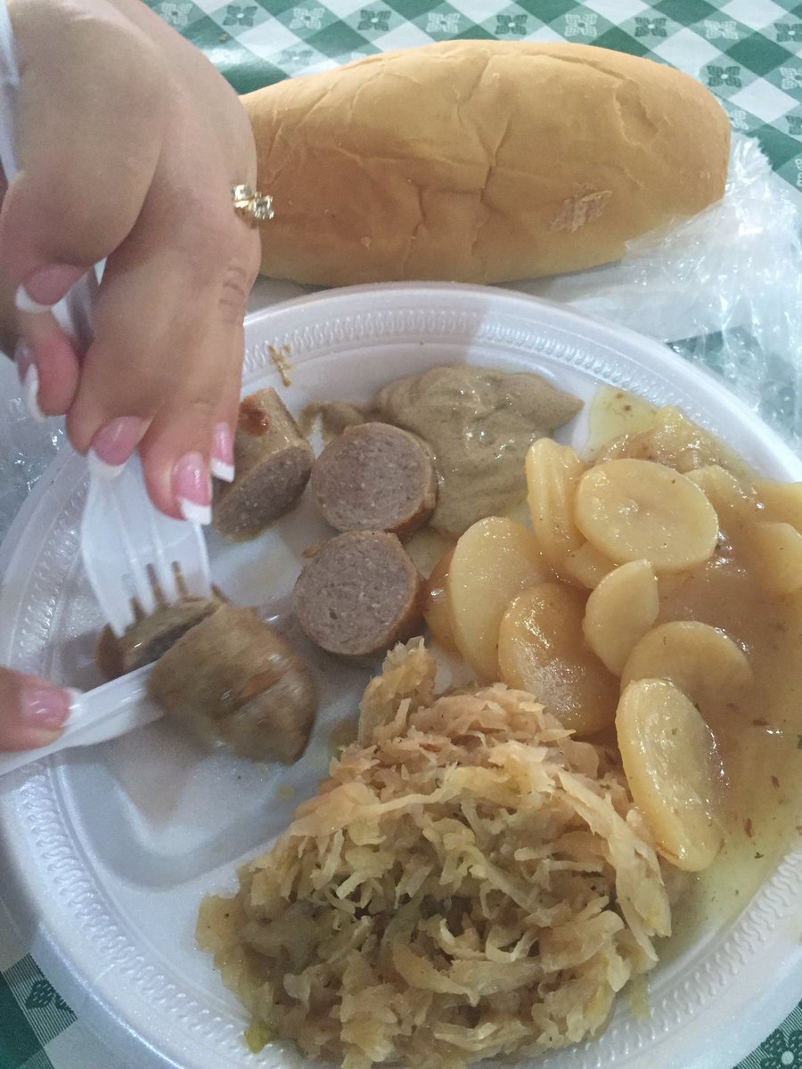 theadorabletia's tweet photo. The best bratwurst at the #Texas state fair at the #HansMueller beer garden! https://t.co/UiNjriyUV2