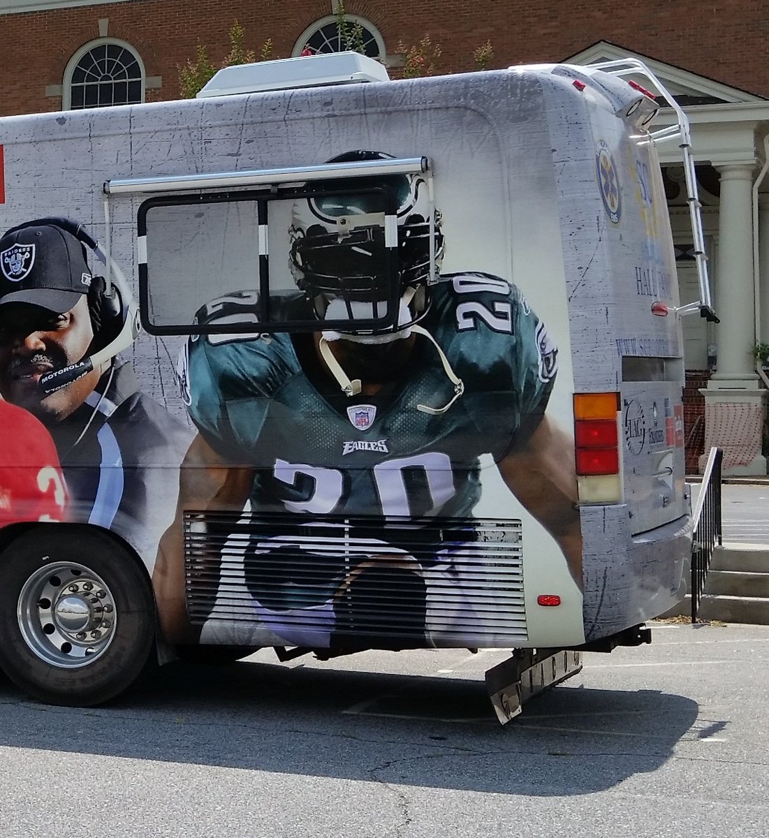 SCFootballHOF's tweet image. Happy Birthday to our own #WeaponX! @BrianDawkins @ClemsonFB @Eagles  #SCFHOF15