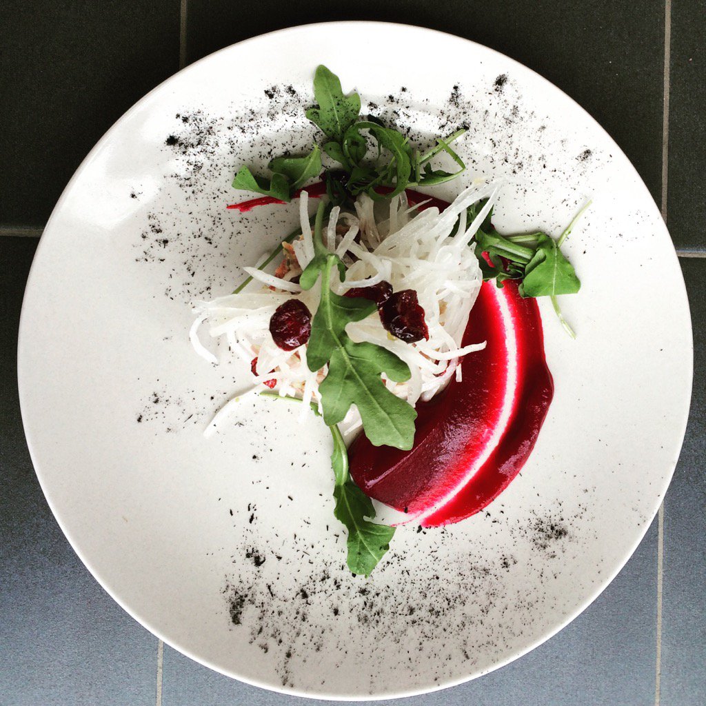 JannaHubacek's tweet photo. TartArt! Superbe assiette #tartare et mousseline de betterave #aubergebrouerie #suttonqc @regionbm @cantonsmedias https://t.co/m8CedVZvkU