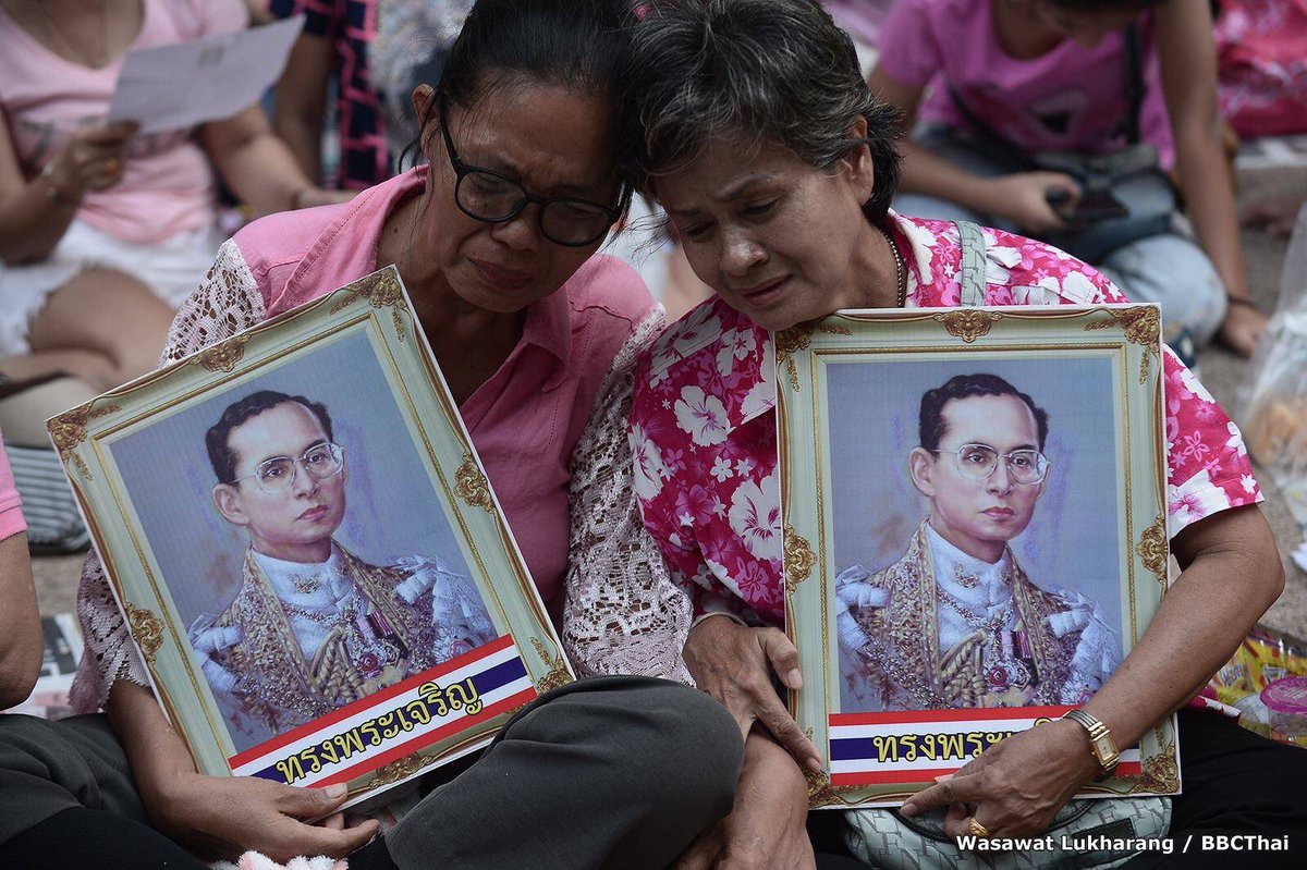 NeedAGirl0412's tweet photo. เป็นภาพที่สะเทือนใจสุดตั้งแต่เกิดมา วันที่ไม่มีพ่อ...  #KingBhumibol https://t.co/uSmZA6t9Cc