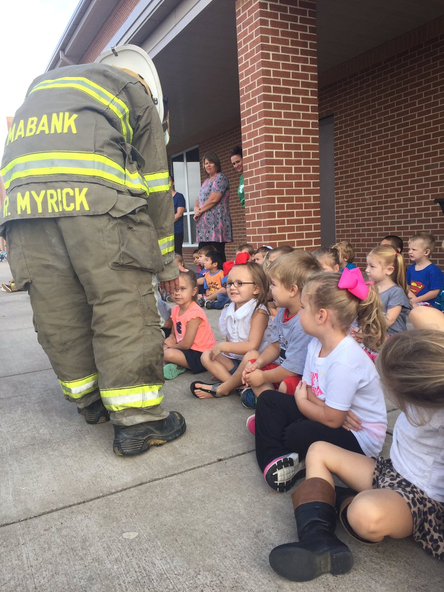sheiladsales's tweet photo. Meeting our Mabank Firefighters! @central_mabank #CEkidsmatter https://t.co/aArD4sXLd8