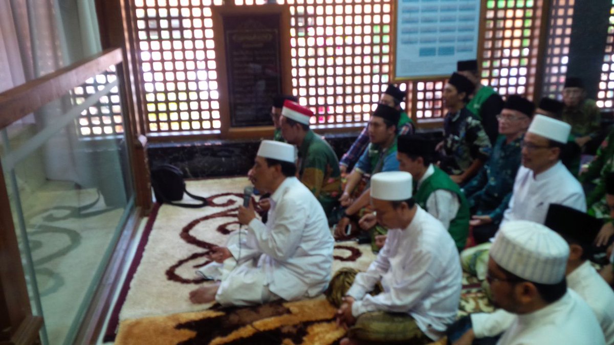 TV9NUsantara's tweet photo. Ketua PWNU Jatim Memimpin Ziarah Makam KH. Hasan Sepuh "Ulama Karismatik Pembela Bangsa, Pengabdi Agama" #HariSantri #KirabResolusiJihad https://t.co/whn0riVevl