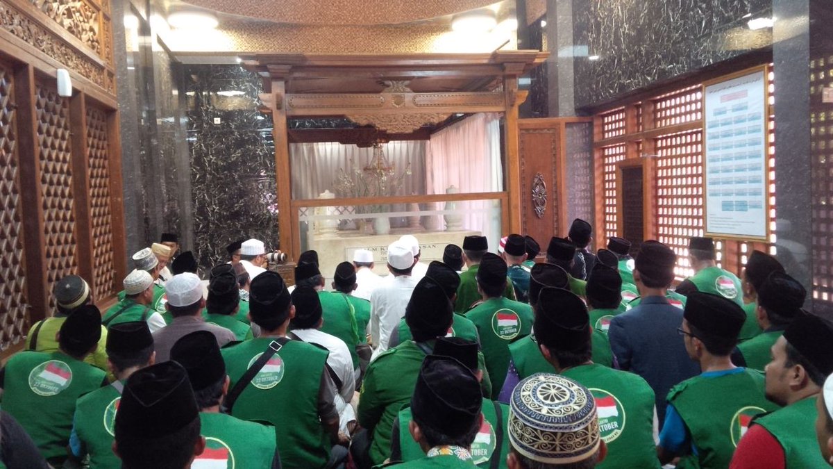 zackishaq's tweet photo. Semangat kakang Santri #KirabResolusiJihad ... Sampai di Proling ya... #HariSantri https://t.co/kmXza4dSrf