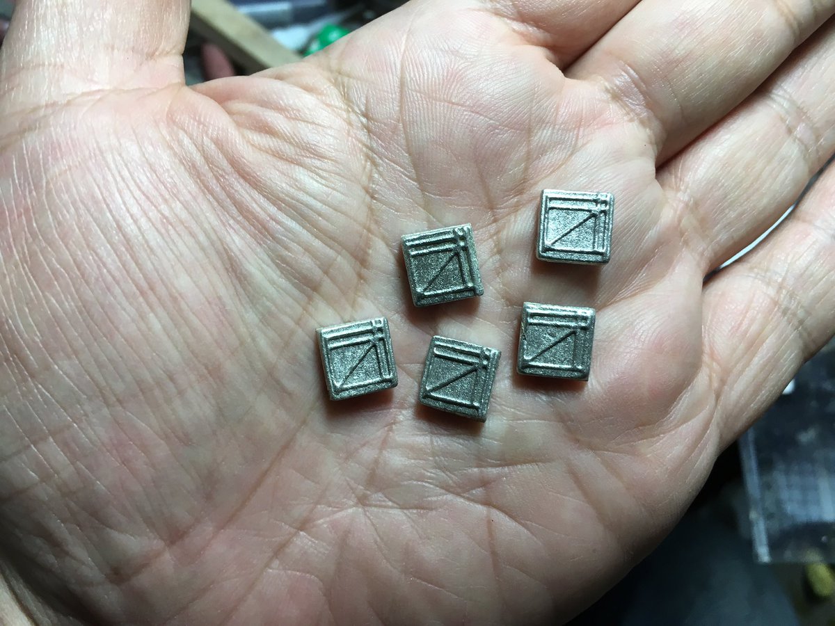 出戻り473 ポンコツ気味 2 ネームタグ 3dモデリングしてprojet10で出力 それを原型として 耐熱シリコンで型を作り ホワイトメタルで複製