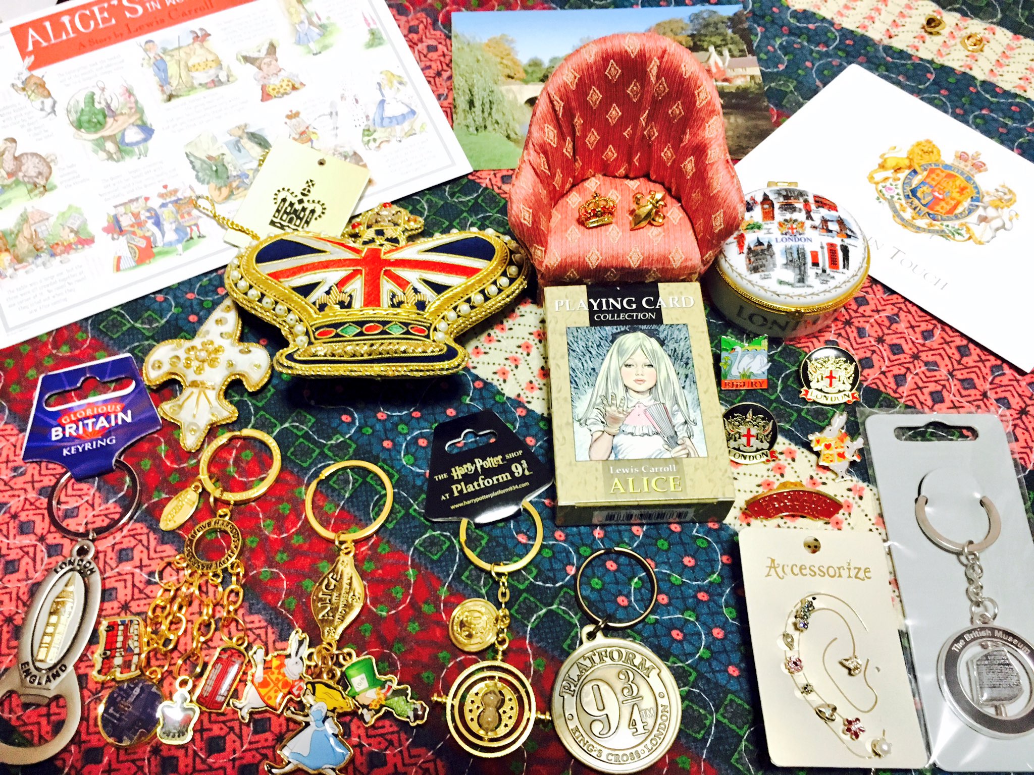 Kiki 昨日のおn土産写メの続きする 小物 系 キングスクロス駅で買ったハリポタグッズと ロイヤルでknightsな かわいい小物と ピンズたち アリスのはオックスフォードのアリスショップで買ったトランプとカードとキーホルダー T Co D0kd8alevm