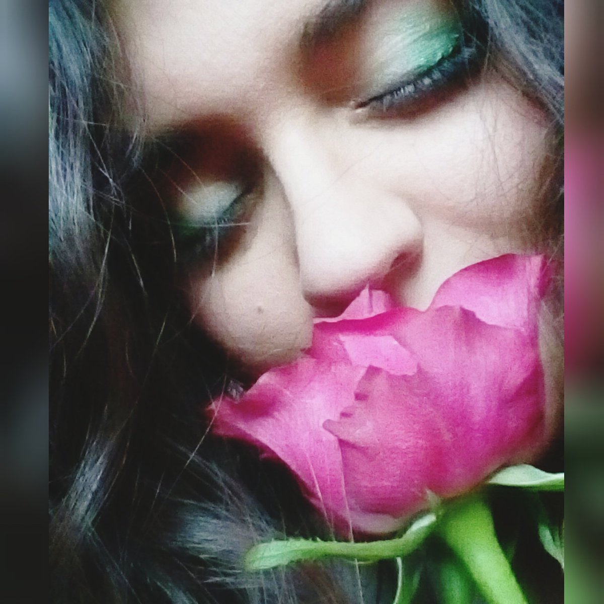 Siempre quedará en nuestra mente recuerdos bonitos y recuerdos tristes,aunque algunos se marchitaran como las rosas.