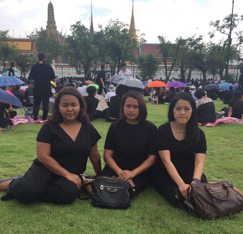 thapanee3miti's tweet photo. ปวงข้าพระพุทธเจ้า ขอน้อมเกล้าน้อมกระหม่อมสำนึกในพระมหากรุณาธิคุณ หาที่สุดมิได้ ด้วยเกล้าด้วยกระหม่อมขอเดชะ https://t.co/K0XVavXB7h